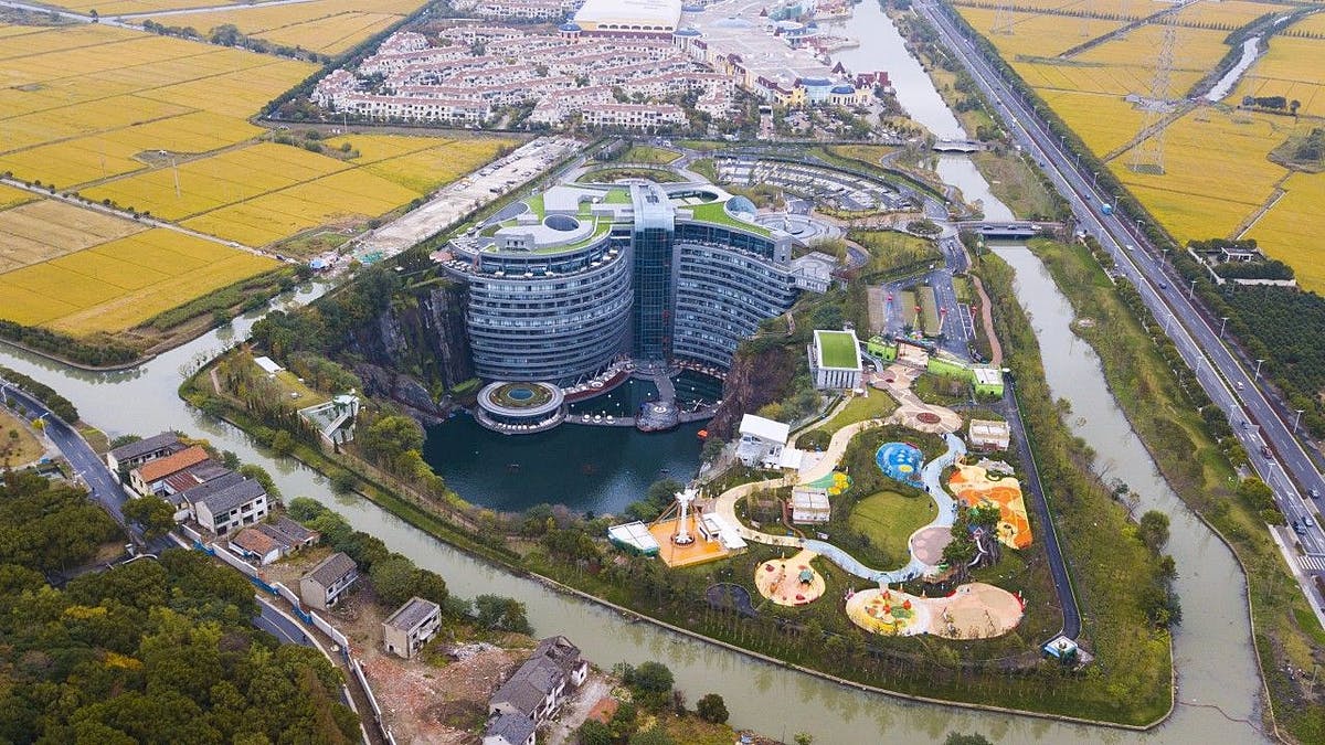 Как Китаю удалось построить первый в мире отель в карьере | отель под землей в Китае
